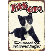 Metalen bord met kattenmotief en de tekst Hier woont een verwend katje
