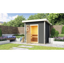 Buitensauna met open deur in een tuin