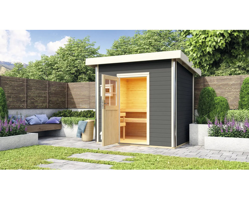 Buitensauna met open deur in een tuin