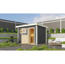 Modern tuinhuis met open deur en omliggende tuininrichting.