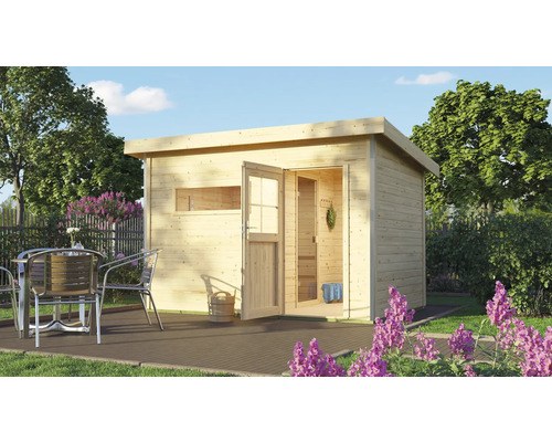 Houten sauna met open deur en buitenruimte met tafel en stoelen