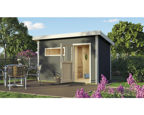 Buitenaanzicht van een tuinsauna met open deur en zitplaats buiten