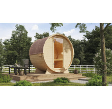 Vrijstaande houten barrelsauna met glazen deur op een terras in de tuin