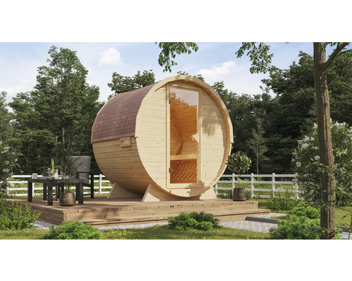 Vrijstaande houten barrelsauna met glazen deur op een terras in de tuin