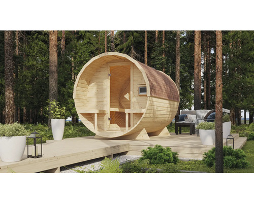 Vatvormige sauna op houten terras met zitje in de tuin