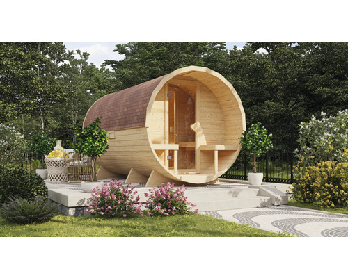 Houten barrel sauna in de tuin met zithoek en beplanting
