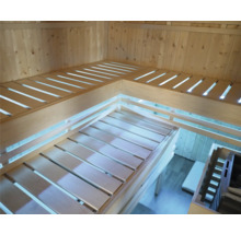 Houten sauna met trapsgewijze zitbanken voor ontspanning en wellness