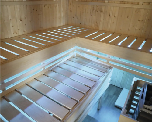 Houten sauna met trapsgewijze zitbanken voor ontspanning en wellness