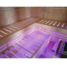 Interieur van een sauna met houten zitplaatsen en indirecte verlichting
