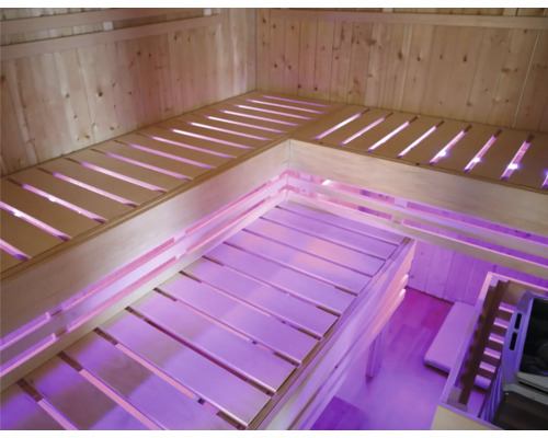 Interieur van een sauna met houten zitplaatsen en indirecte verlichting