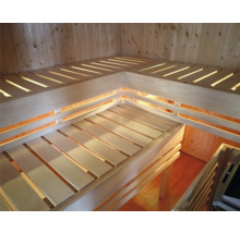 Houten sauna met banken en houten bekleding