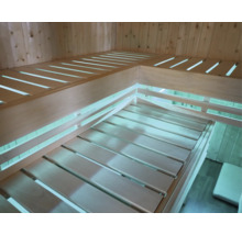 Interieur van een sauna met houten banken