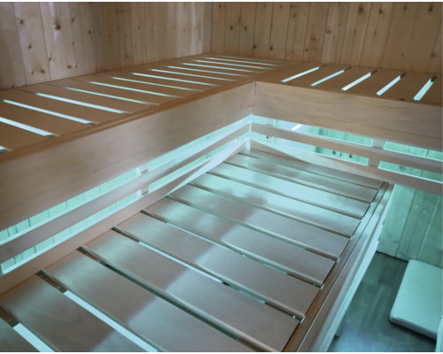 Interieur van een sauna met houten banken