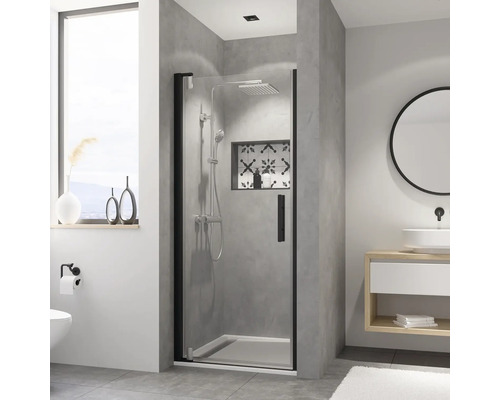 Moderne badkamer met douche, wastafel en spiegel