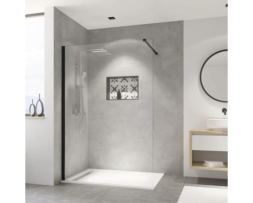 Moderne badkamer met inloopdouche, witte douchebak en grijze muren.