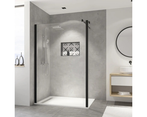 Inloopdouche met zwart frame en witte douchebak in een moderne badkamer.