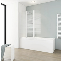 Badkamer met ligbad en douchewand met horizontale strepen