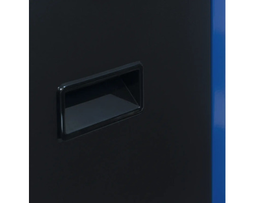 Detailopname van een werkplaatskast met greeplijst