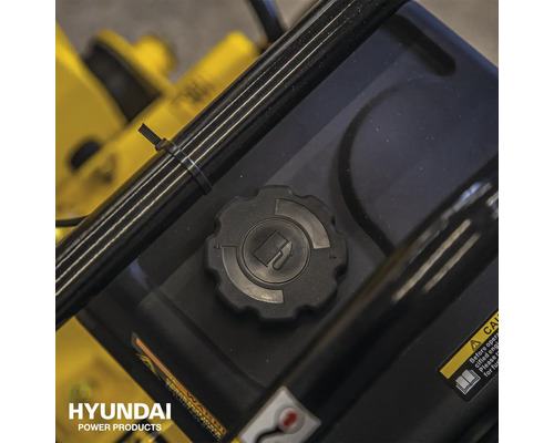 Detailopname van een brandstoftank met dop en tankstationsymbool