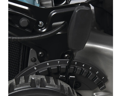 Detailopname van een gazonmaaier hoogteverstelling met de standen één tot en met negen.