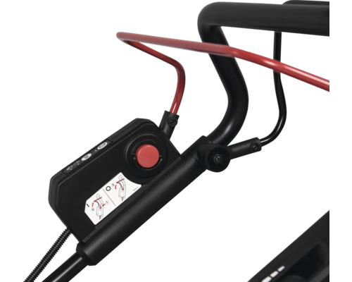 Detailopname van de bedieningselementen van een grasmaaier