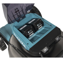 Detailopname van een grasmaaier met twee geplaatste Makita accu''s