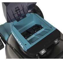 Detailaanzicht van het batterijcompartiment van een grasmaaier met open deksel
