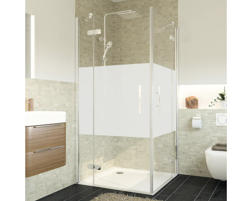 Badkamer met douchecabine met melkglaselementen, wastafel en toilet