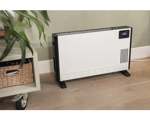 Elektrische convectorradiator op een houten vloer