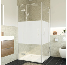 Douchecabine met matglas in een badkamer met toilet, wastafel en tegels