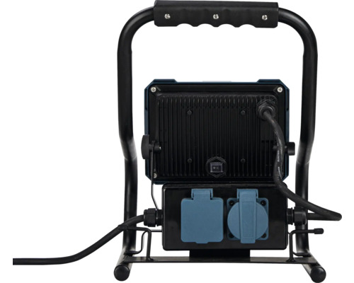 Achterkant van een draagbare LED bouwlamp met stopcontacten en handvat