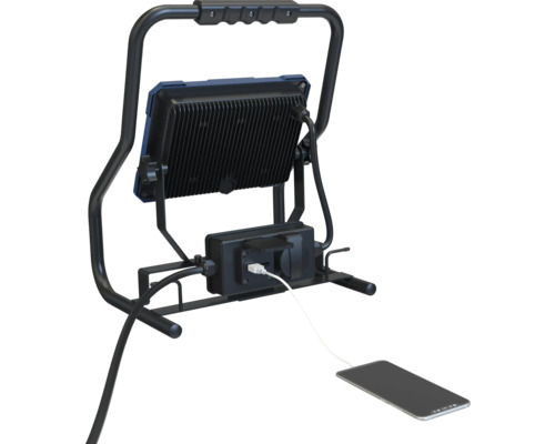 Bouwlamp met geïntegreerd stopcontact en USB-aansluiting voor het opladen van mobiele apparaten