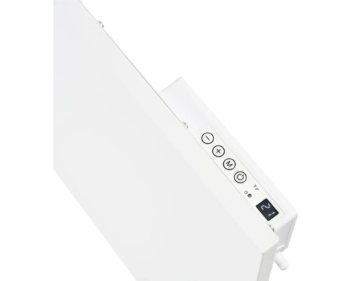 Close-up van een witte infraroodverwarming met bedieningselementen en digitaal display