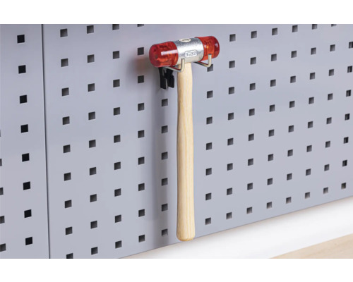 Zachte hamer met houten handvat aan een gereedschapswand
