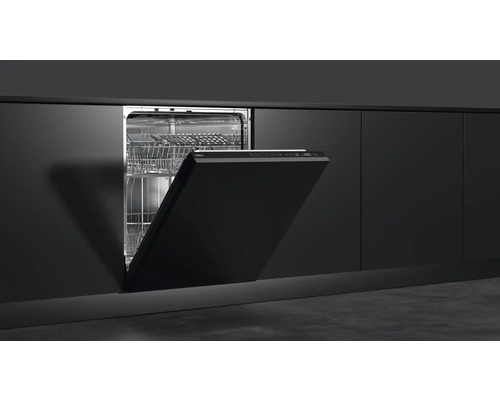 Ingebouwde vaatwasser met open deur in een keukenblok.