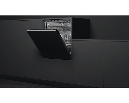 Inbouwvaatwasser met open deur in een keukenblok.