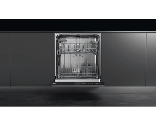 Geopende vaatwasser in een keukenblok