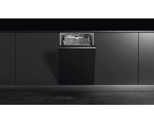 Geïntegreerde vaatwasser in een keukeninrichting met open deur.