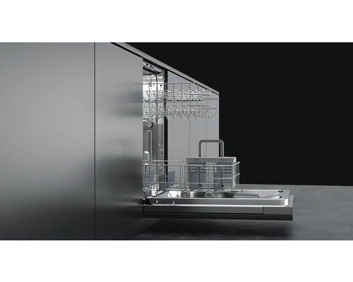 Open vaatwasser met afwasmanden