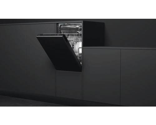 Inbouwvaatwasser met open deur in een moderne keuken.