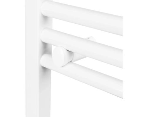 Detailopname van een witte handdoekradiator met horizontale verwarmingsbuizen