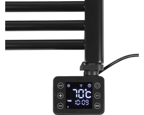 Detail van een zwarte radiator met temperatuurregelaar en digitale display