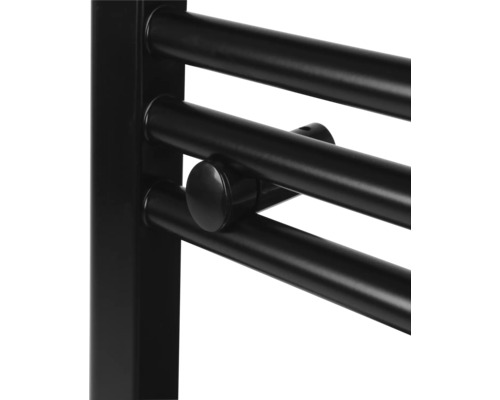 Detailopname van een handdoekradiator met ronde buizen