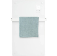Witte glazen radiator met handdoek en digitaal display