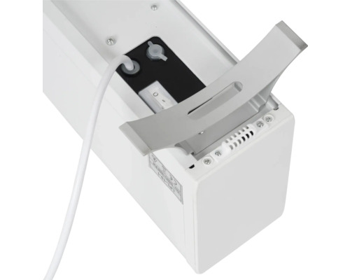 Detailopname van een projectiescherm met bedieningselementen en stroomkabel