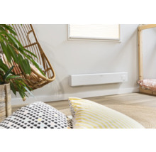 Lichte kamer met wandverwarming, hangmand en kussens