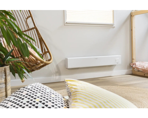 Lichte kamer met wandverwarming, hangmand en kussens