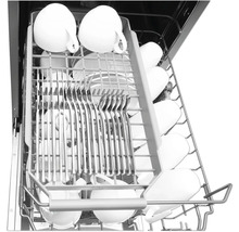 Vaatwasser interieur met kopjes en bestek in de vaatwaskorf