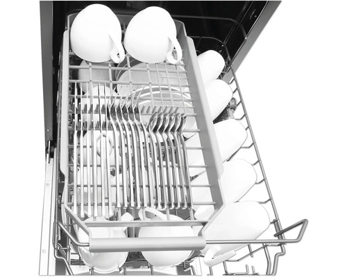 Vaatwasser interieur met kopjes en bestek in de vaatwaskorf
