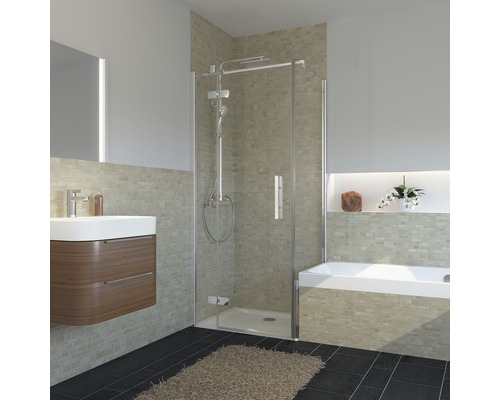 Lichte badkamer met douche, wastafelonderkast en bad